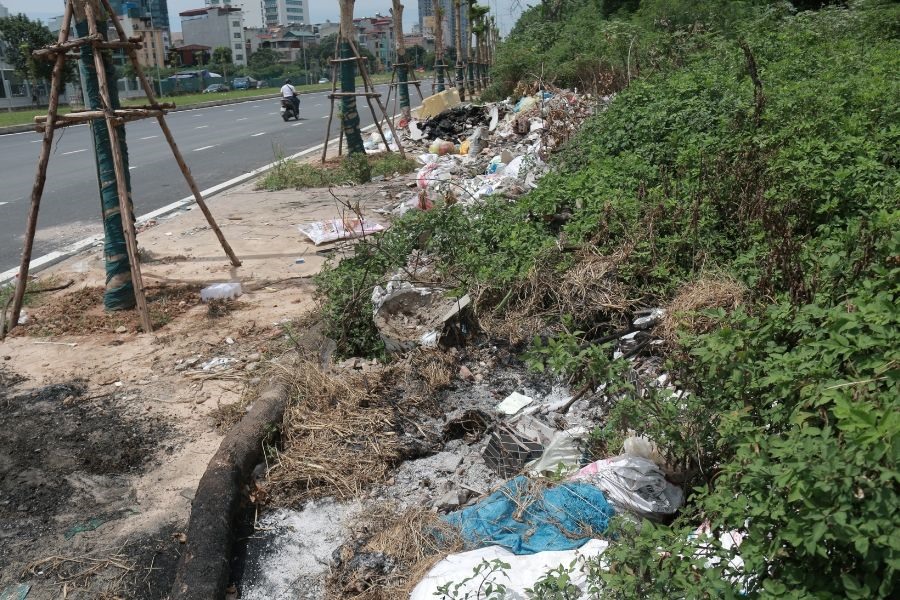 Theo người dân sống tại hai bên đường Nguyễn Văn Huyên, đa phần rác thải do một vài công nhân và người bán nước gần đấy đổ ra. Họ có đốt đi nhưng do có quá nhiều rác thải nên không thể cháy hết được.