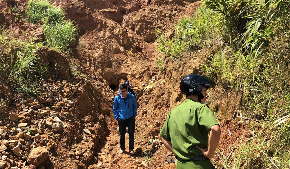 Lực lượng chức năng có mặt tại mỏ vàng A Pey B - nơi diễn ra việc khai thác vàng trái phép một thời gian dài khiến sông Đakrông của tỉnh Quảng Trị bị ô nhiễm nghiêm trọng. Ảnh: TH.