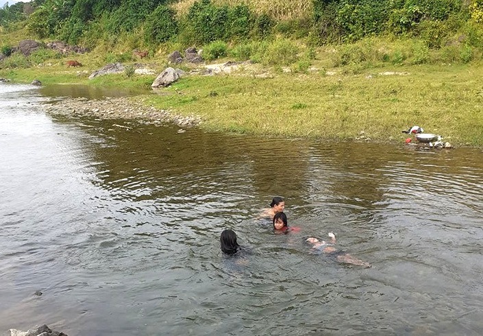 Sau 2 năm bị nhuộm đỏ, nay sông Đakrông đã trong xanh trở lại. Người dân yên tâm sử dụng lại nguồn nước cho sinh hoạt. Ảnh: VD.
