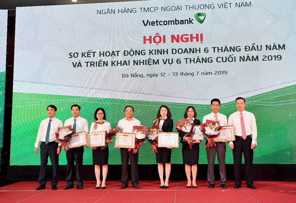 Chủ tịch HĐQT Nghiêm Xuân Thành (ngoài cùng bên trái) và Tổng giám đốc Phạm Quang Dũng (ngoài cùng bên phải) tặng Giấy khen và hoa cho 06 tập thể có thành tích trong hoạt động khoa học.