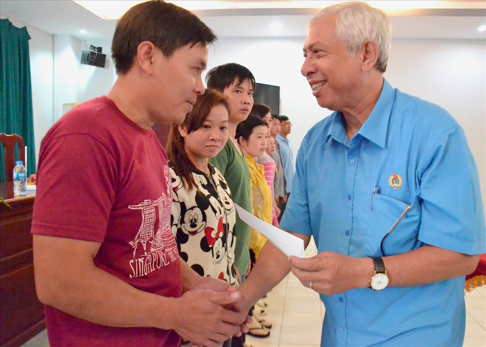 Chủ tịch LĐLĐ An Giang Nguyễn Thiện Phú đến tận nhà máy AGIFISGH tặng quà cho đoàn viên, CNLĐ. Ảnh: Lục Tùng