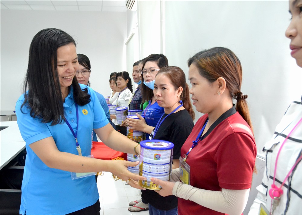 Phó Chủ tịch LĐLĐ An Giang Phan Thị Diễm đến tận nhà máy trao quà Quỹ Tấm lòng vàng Lao Động cho đoàn viên có con nhỏ đang làm việc tại Khu công nghiệp Bình Hòa, Ảnh: Lục Tùng