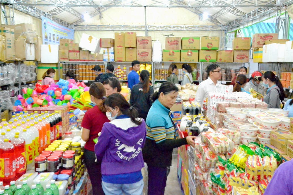 Phiên chợ công nhân tại Khu công nghiệp Bình Hòa, Ảnh: Lục Tùng