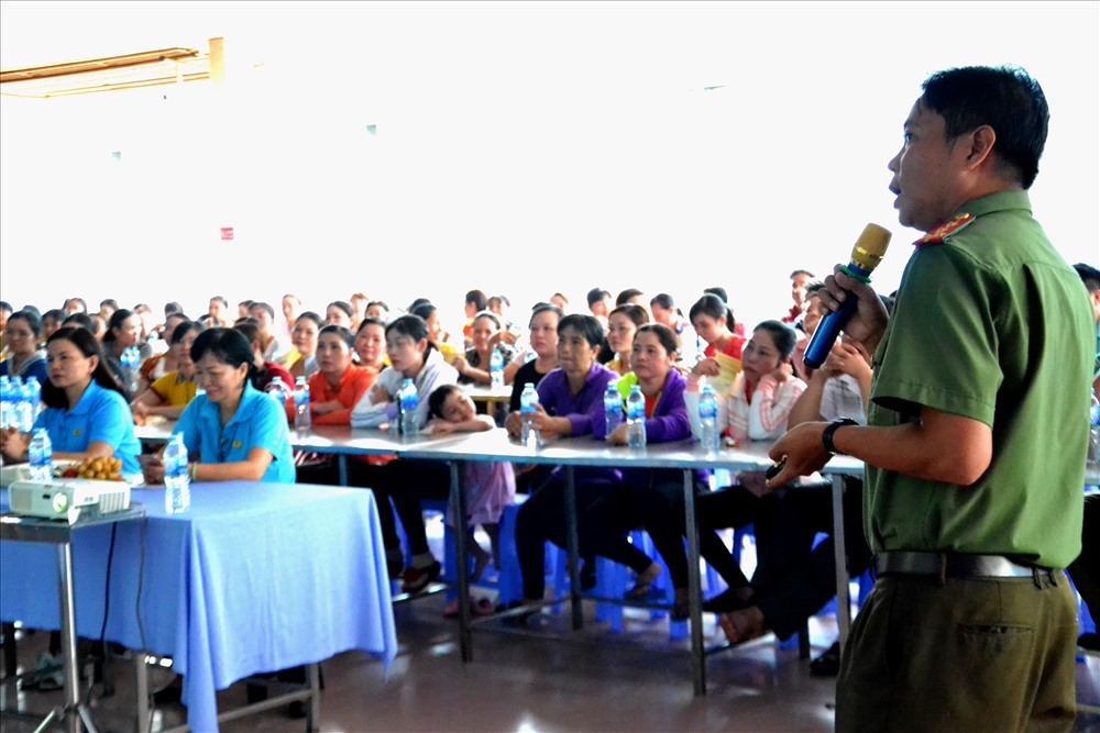 Phối hợp cùng Công an tuyên truyền pháp luật cho CNLĐ tại nhà máy thủy sản trên địa bàn huyện Thoại Sơn, Ảnh: Lục Tùng
