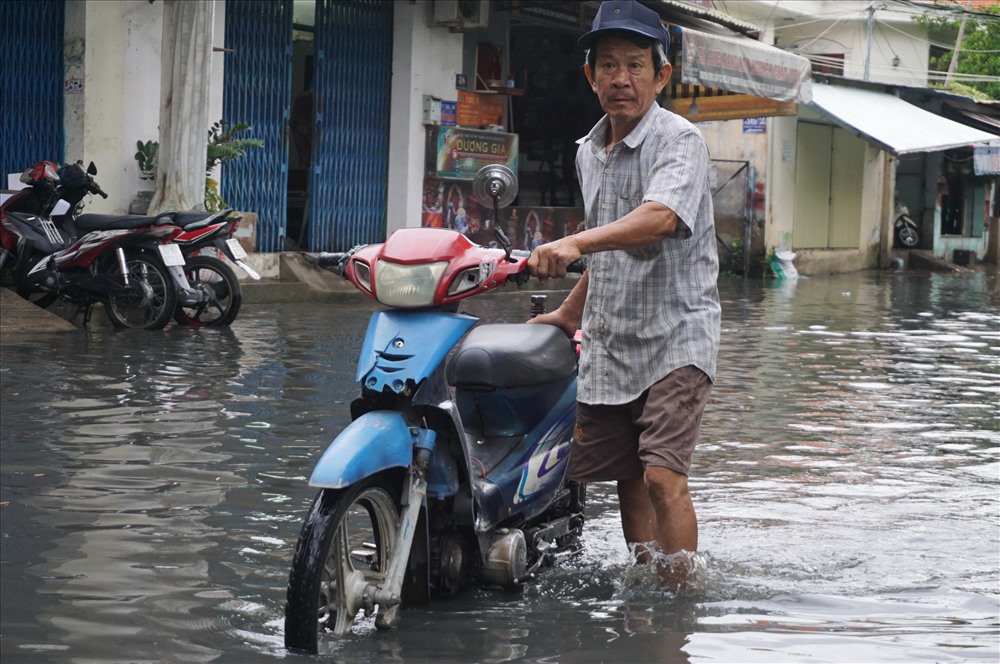Cứ mỗi trận mưa xuống, khu nhà giàu Thảo Điền lại chìm sâu trong nước, ngập như sông.  Ảnh: M.Q