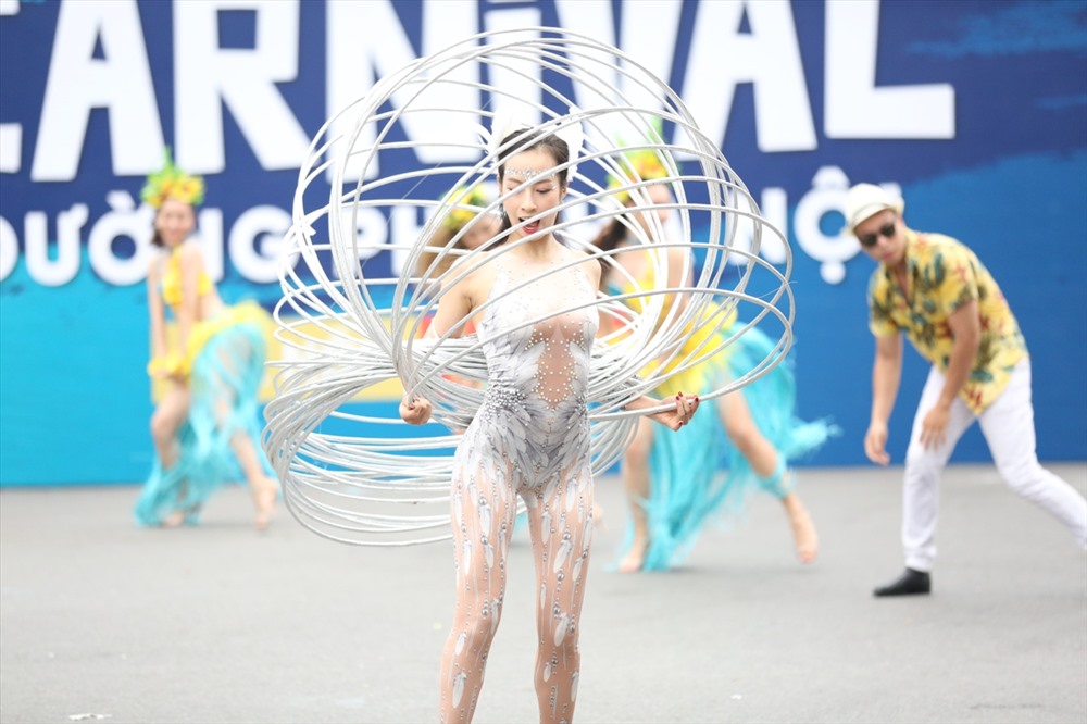 Đặc biệt, Carnival đường phố lần này thêm sôi động bội phần nhờ có sự góp mặt của dàn trống Malambo đình đám của show nghệ thuật quốc tế Vũ hội Ánh Dương đang “làm mưa làm gió” tại Bà Nà Hills.