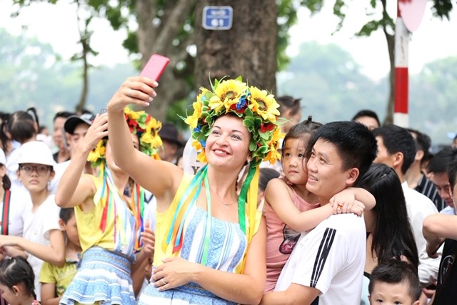 Đây là lần thứ 3 Carnival đường phố được Tập đoàn Sun Group tổ chức thành công, gây ấn tượng mạnh với công chúng thủ đô, sau thành công rực rỡ của Carnival đường phố lần 1 diễn ra vào trung tuần tháng 9.2017 và lần 2 đúng dịp kỷ niệm 129 năm ngày sinh Chủ tịch Hồ Chí Minh 19.5.2019.