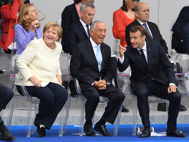 Các nhà lãnh đạo chủ chốt của Liên minh châu Âu, trong đó có Thủ tướng Đức Angela Merkel và Thủ tướng Hà Lan Mark Rutte đã có mặt trong buổi lễ.
