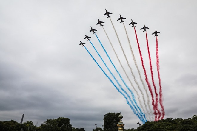 trên bầu trời thủ đô Paris, các máy bay chiến đấu có màn nhả khói ba màu xanh, trắng, đỏ theo màu quốc kỳ Pháp vô cùng ấn tượng.