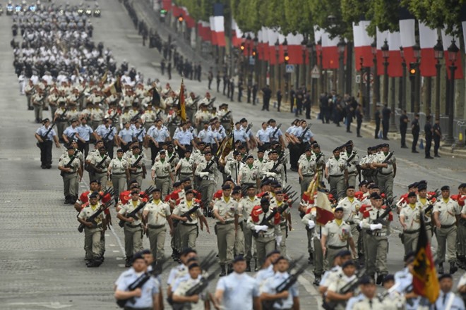 Lễ diễu binh có sự tham gia của nhiều lực lượng quân sự của Pháp và các lãnh đạo cấp cao của Chính phủ Pháp.