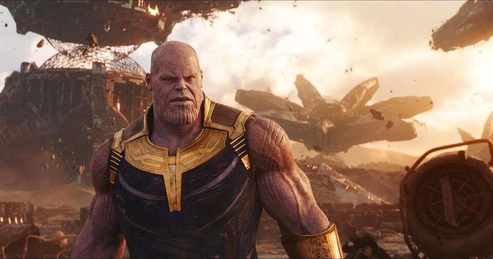 Đứng thứ 2 trong danh sách cũng là tác phẩm của anh em đạo diễn nhà Russo, Avengers: Infinity War (2018). Chỉ trong 3 ngày ra mắt, phim mang về cho Nhà Chuột trên 257 triệu USD, sang đến ngày thứ 7 là 338 triệu USD. Doanh thu toàn cầu của tác phẩm là 2 tỷ USD.