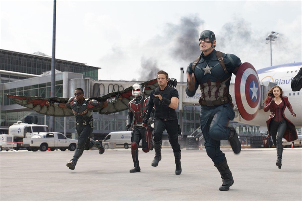 Về đích ở vị trí thứ 6 là bom tấn Captain America: Civil War (2016) của các đạo diễn Joe Russo, Anthony Russo. Tác phẩm thu về trên 223 triệu USD trong tuần đầu ra mắt, tổng doanh thu phòng vé toàn cầu sau thời gian công chiếu khoảng 1,15 tỷ USD. Tác phẩm đào sâu mâu thuẫn bên trong nội bộ siêu anh hùng.