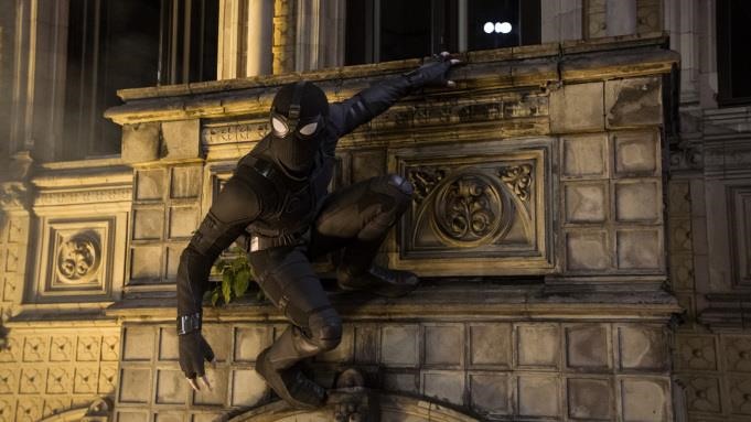 Doanh thu nội địa của bom tấn Spider-Man: Far from Home do Jon Watts đạo diễn đạt gần 196 triệu USD trong tuần đầu ra mắt. Box Office Mojo cho hay doanh thu phim đang sụt giảm theo từng ngày. Doanh thu toàn cầu của phim hiện trên 630 triệu USD.