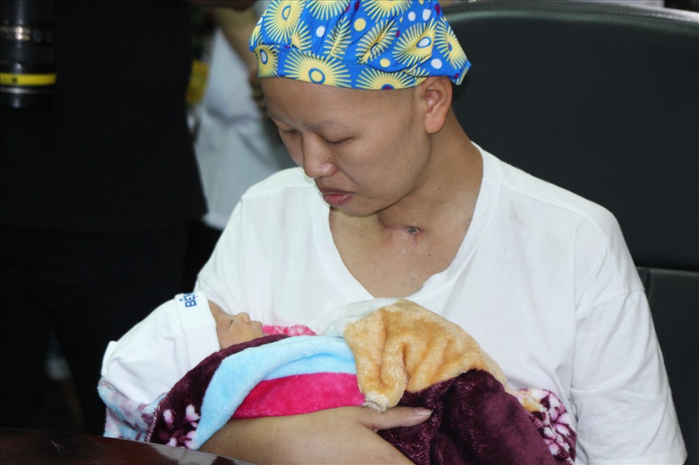 Chị Liên xúc động không nói nên lời, chỉ đăm đắm nhìn con với tất cả yêu thương của người mẹ. Ảnh: Thùy Linh