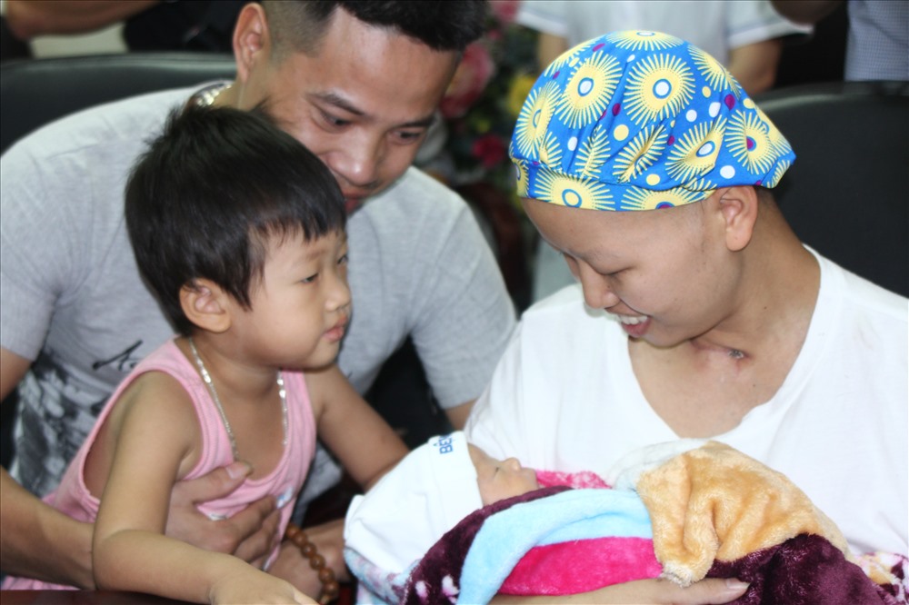 Gia đình bé Bình An đoàn tụ. Ảnh: Thùy Linh