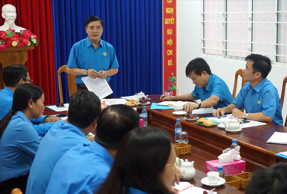 Đồng chí Bùi Văn Cường, Chủ tịch Tổng LĐLĐ Việt Nam làm việc tại LĐLĐ Cà Mau sáng 15.7 (ảnh Nhật Hồ)