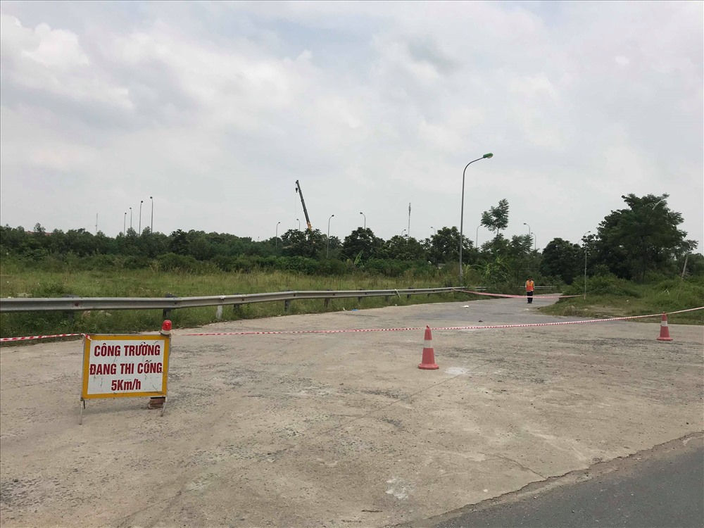 Hầm chui số 14 tại Km 22 đại lộ Thăng Long được phong tỏa để nhóm công nhân khắc phục rò rỉ đường ống nước sạch sông Đà. Ảnh: GC.