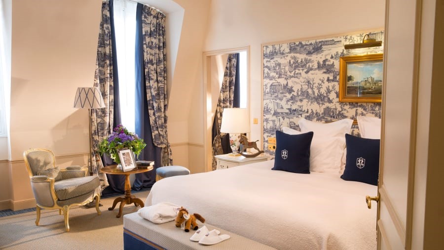 Vào mùa cao điểm, giá phòng hạng thường dao động từ 300-650 euro, trong khi giá phòng hạng suite có thể lên đến 5.000 euro/đêm. Ảnh: Auberge du Jeu de Paume