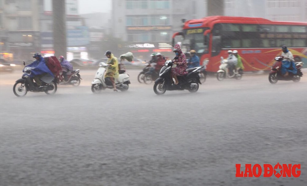Trời mưa vào giờ cao điểm, cộng với lưu lượng phương tiện giao thông lớn khiến tình hình giao thông trở nên phức tạp.