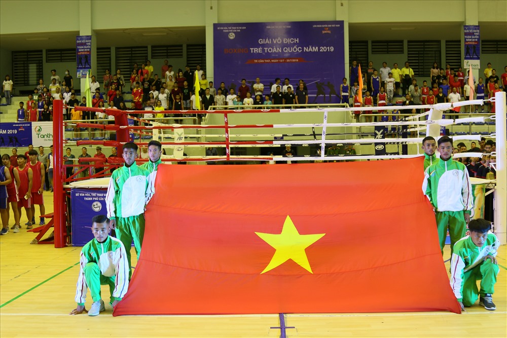 Lễ chào cờ tại buổi Lễ khai mạc Giải Vô địch Boxing trẻ toàn quốc năm 2019 tại TP Cần Thơ. ảnh: Thành Nhân