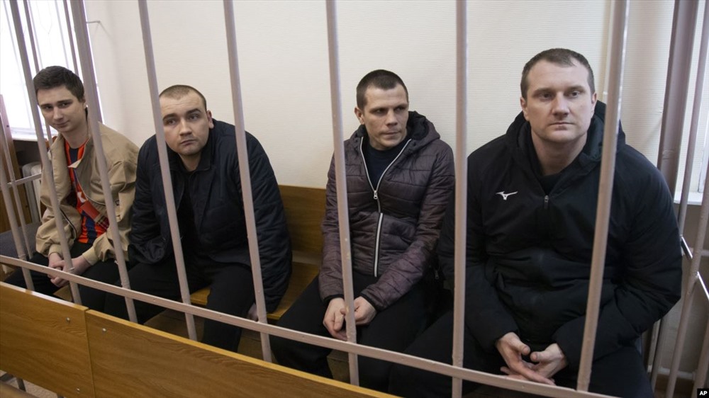 Các thuỷ thủ Ukraina bị Nga bắt giữ. Ảnh: AP