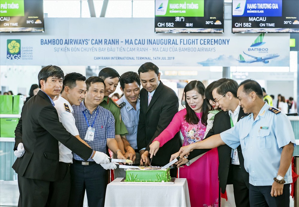 Các khách mời cắt bánh mừng lễ khai trương đường bay mới Cam Ranh – Ma Cao.