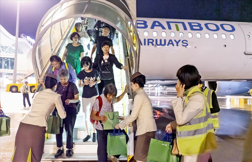 Bamboo Airways gửi tặng những phần quà đến các khách hàng trên chuyến bay Ma Cao – Cam Ranh đầu tiên
