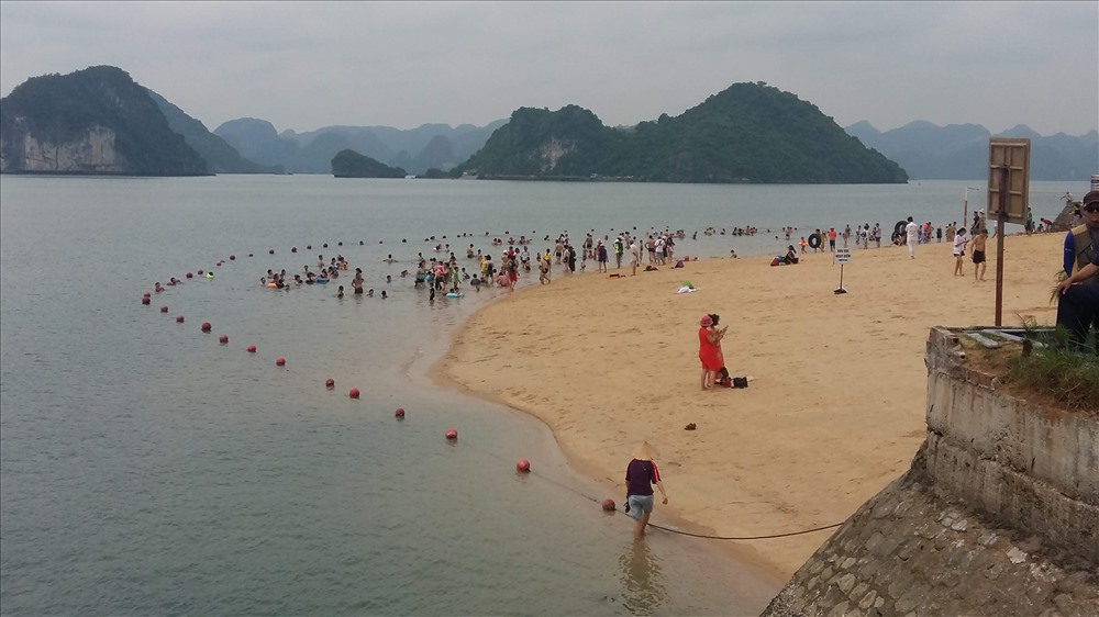 Bãi tắm Ti-tốp, vịnh Hạ Long. Sau khi tắm biển ở đây, do không còn nhiều thời gian nên nhóm du khách đã lên tàu QN 6096 tắm tráng. Ảnh: Nguyễn Hùng