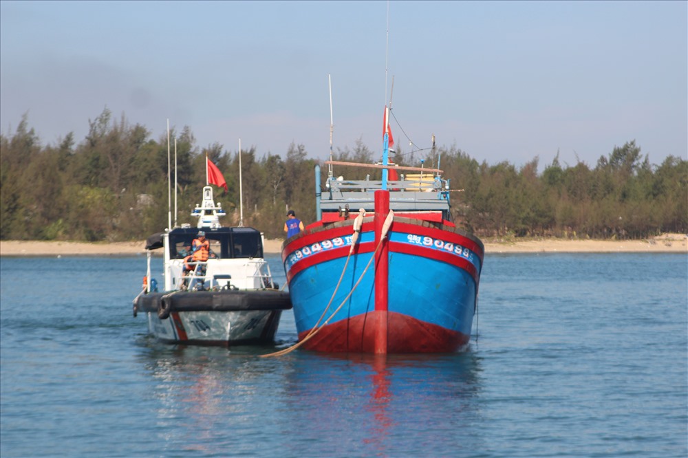 tàu cá QNg 90499TS được lai dắt vào bờ an toàn. Ảnh N.CƯỜNG