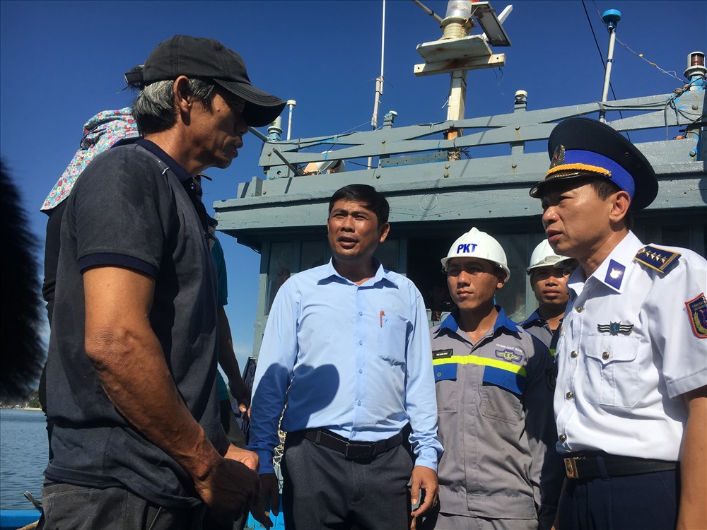 Lãnh đạo BTL Vùng CSB 2 và huyện Bình Sơn thăm hỏi các ngư dân. Ảnh N.CƯỜNG