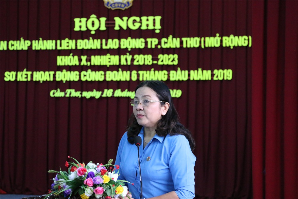 Bà Huỳnh Thị Hiền - phó Chủ tịch thường trực LĐLĐ TP Cần Thơ báo cáo 6 tháng đầu năm 2019 tại buổi hội nghị. ảnh: Thành Nhân
