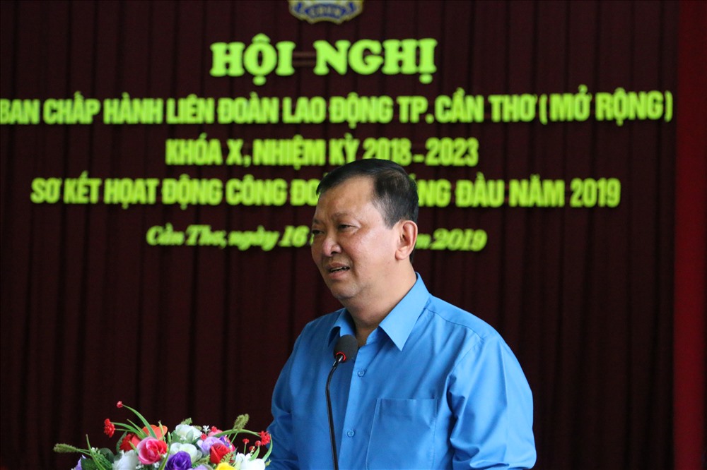 ông Trần Văn Tám - Chủ tịch LĐLĐ TP Cần Thơ phát biểu bế mạc hội nghị sơ kết 6 tháng đầu năm 2019. ảnh: Thành Nhân