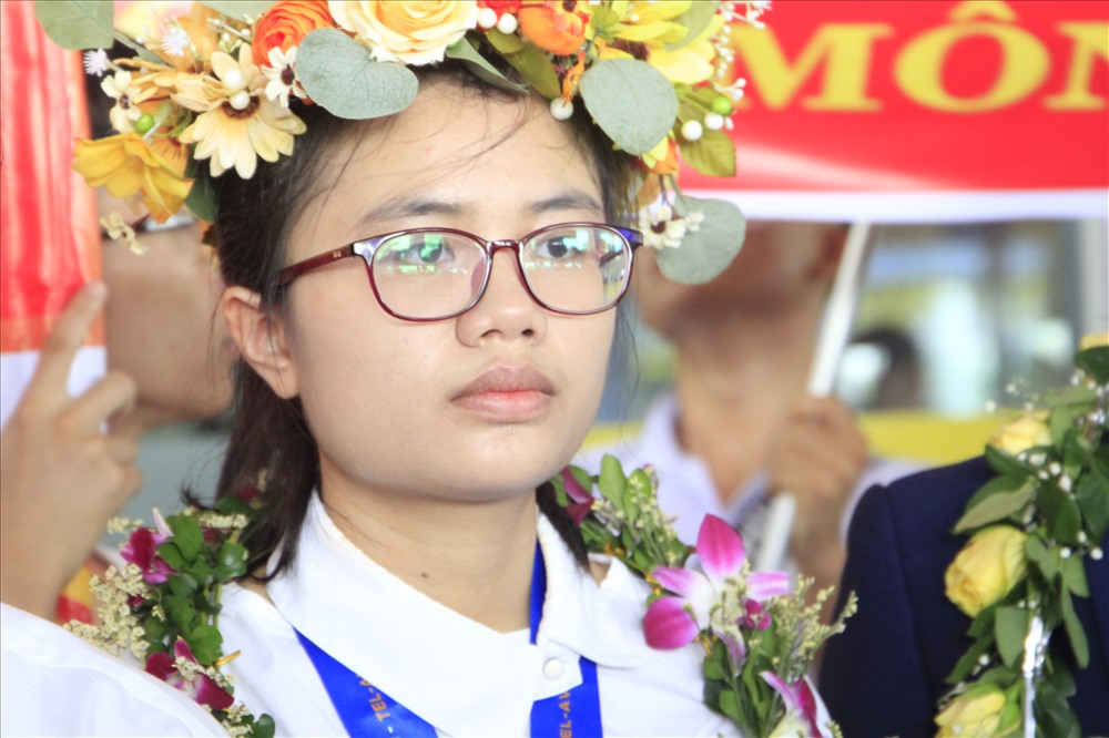 Khánh Linh vừa đạt huy chương Vàng, vừa đạt danh hiệu nữ sinh xuất sắc. Ảnh: Nguyễn Hà