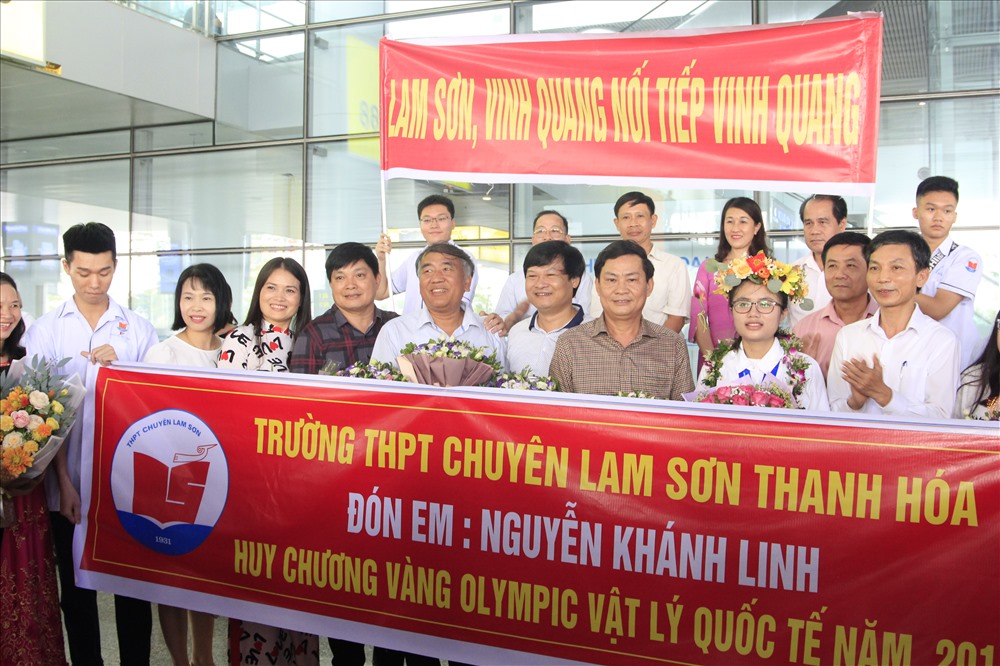 Đông đảo thầy cô trường chuyên Lam Sơn đã có mặt tại Sân bay Nội Bài để đón cô học trò nhỏ. Ảnh: Nguyễn Hà