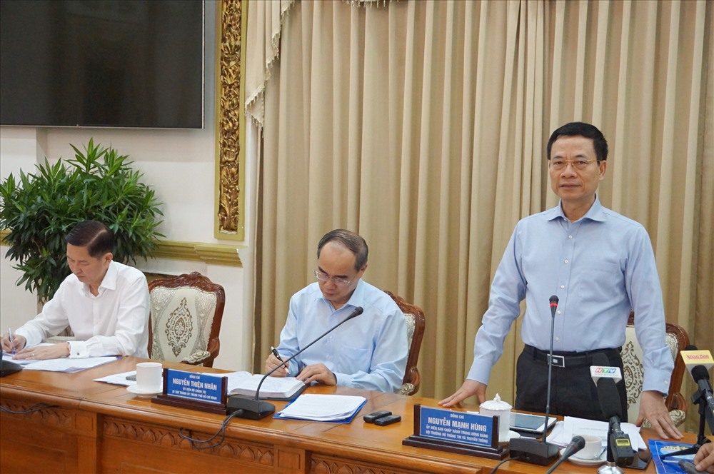 Bộ trưởng Nguyễn Mạnh Hùng cho rằng TPHCM phải đặt mục tiêu ai cũng có smartphone.  Ảnh: M.Q