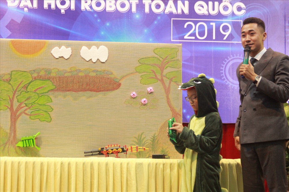 Thí sinh Hoàng Tuấn Long trình bày về ý tưởng “robot cá sấu“.