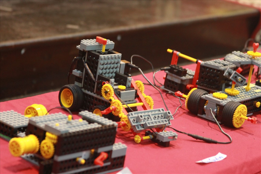 Những sản phẩm robot của các thí sinh nhí được lắp ghép từ nhiều chi tiết với nhau. Ảnh PV