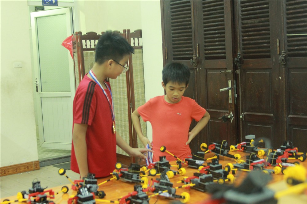 Nhiều trẻ em thích thú với những sản phẩm robot do chính mình thực hiện. Ảnh P.V