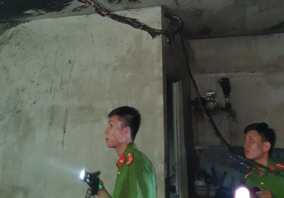Lực lượng công an kiểm tra căn hộ chung cư sau khi dập tắt đám cháy. ảnh: V.X