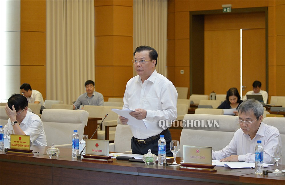 Bộ trưởng Bộ Tài chính Đinh Tiến Dũng trình bày. Ảnh Quochoi.vn
