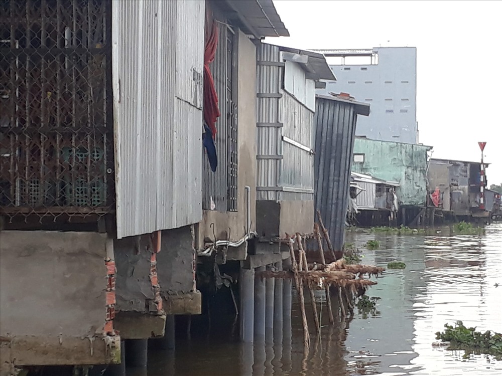 Dù thường xuyên bị sạt lở những thói quen của người dân thích ở ven sông hơn là vào khu an toàn (ảnh Nhật Hồ)