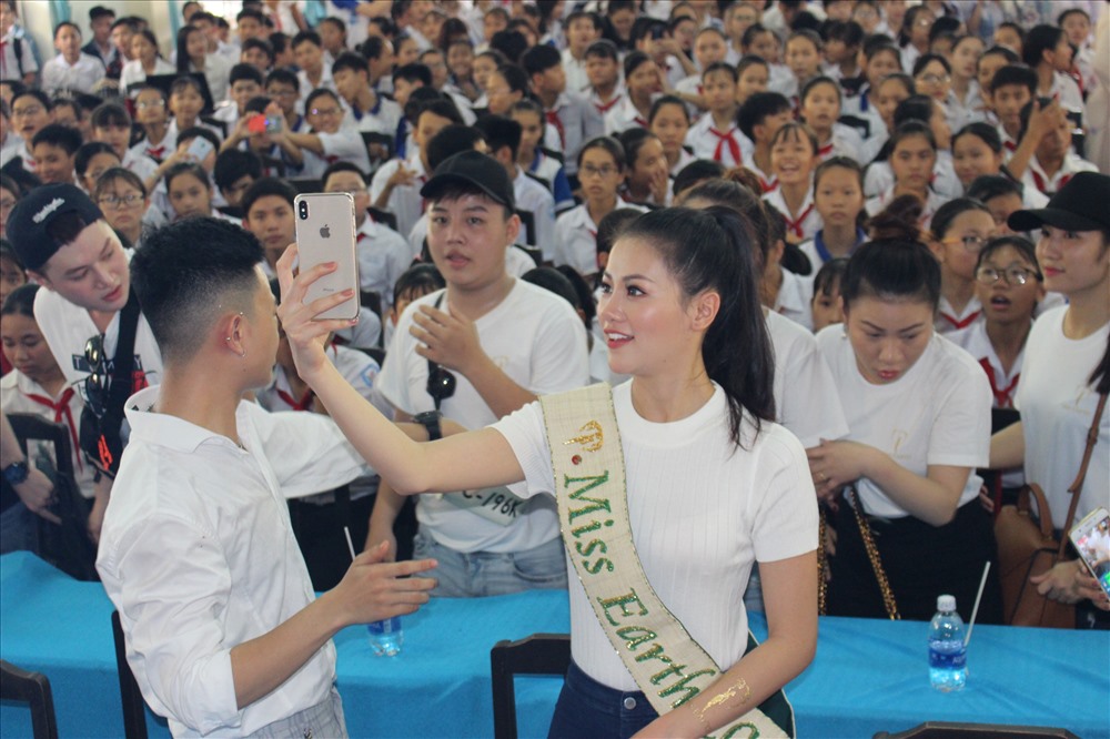 Hoa hậu Phương Khánh với học sinh tỉnh Bến Tre.