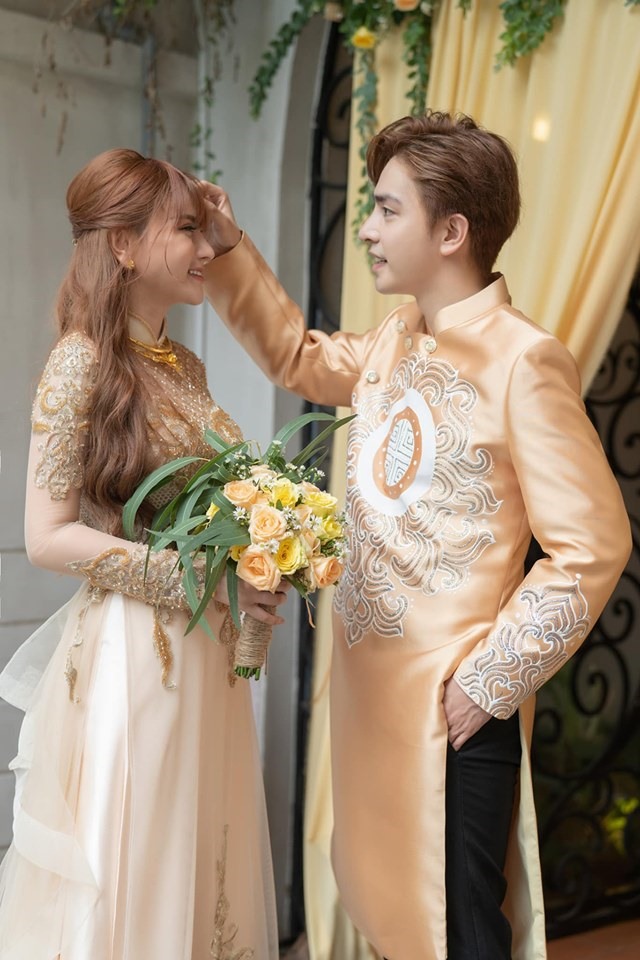 Cặp đôi chọn áo dài cưới truyền thống và tông màu vàng chủ đạo cho buổi lễ.