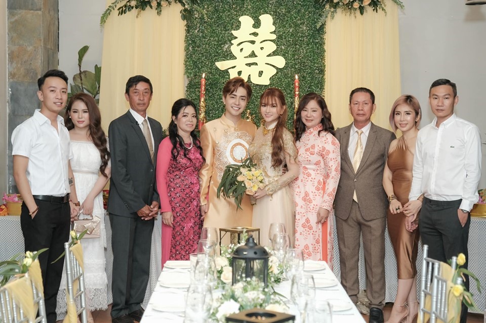 Trước đó, vào tháng 6, Kin Nguyễn từng có màn cầu hôn lãng mạn dành cho Thu Thủy. Đến đầu tháng 7, cả 2 đã tổ chức đám cưới ở nhà trai tại Đà Lạt.