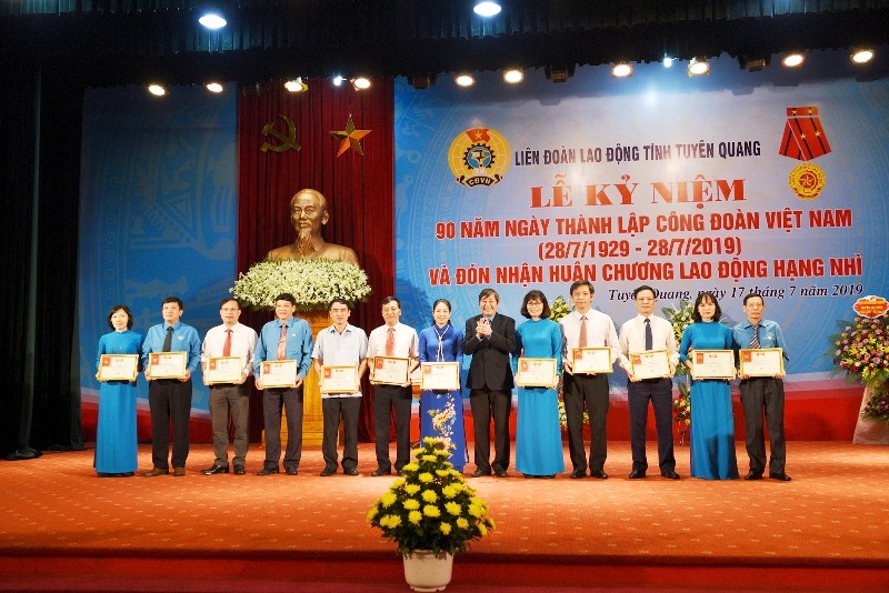 Phó Chủ tịch Thường trực Tổng LĐLĐVN Trần Thanh Hải (thứ 6 từ phải sang) trao bằng khen cho các CBCĐ tiêu biểu. Ảnh: T.Q