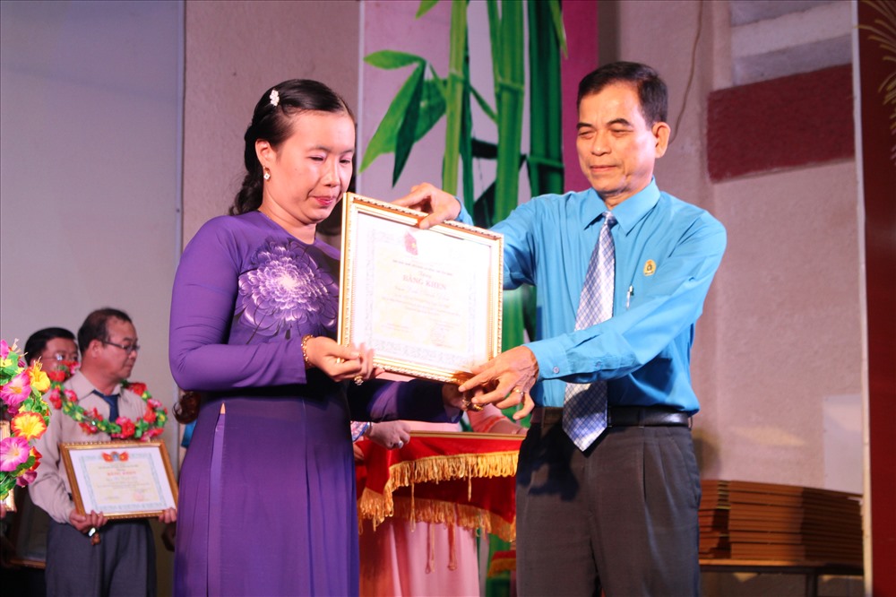 Chủ tịch LĐLĐ tỉnh Tiền Giang - ông Trương Văn Hiền - trao thưởng cho cán bộ CĐ có nhiều thành tích trong 5 năm qua.