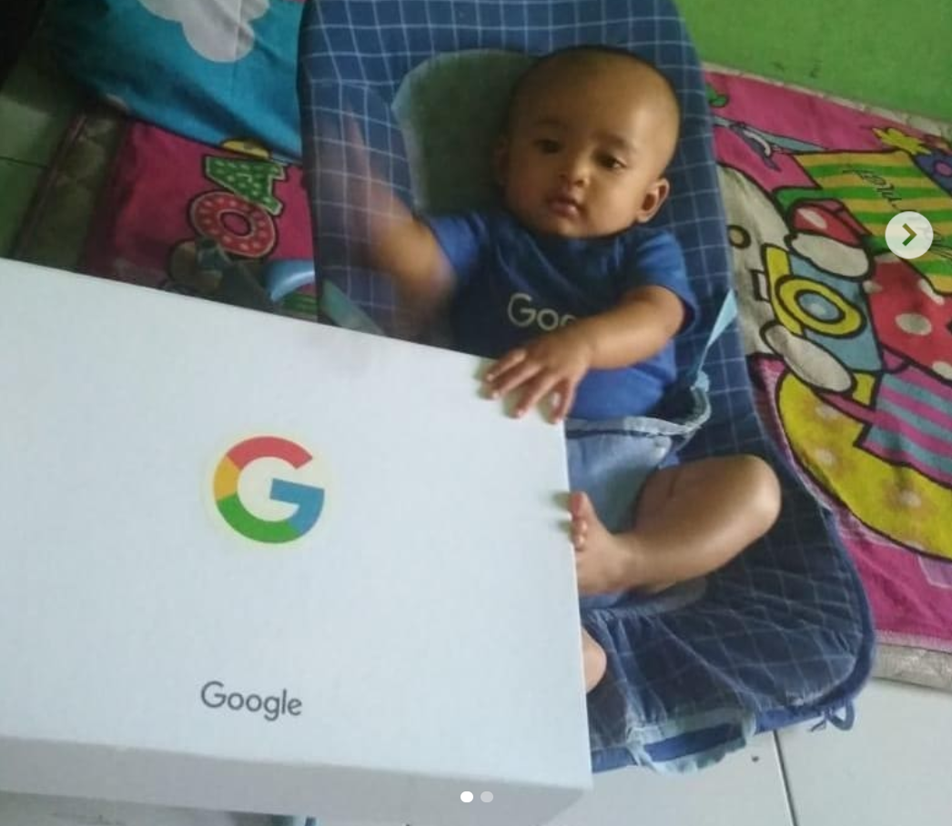 Bé Google và hộp quà tặng của công ty Google. Ảnh: Instagram