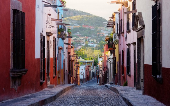 Một góc thành phố San Miguel de Allende, Mexico.  Ảnh: Travel and Leisure