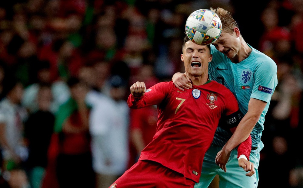 Ronaldo đối đầu De Ligt tại UEFA Nations League. Ảnh: UEFA.