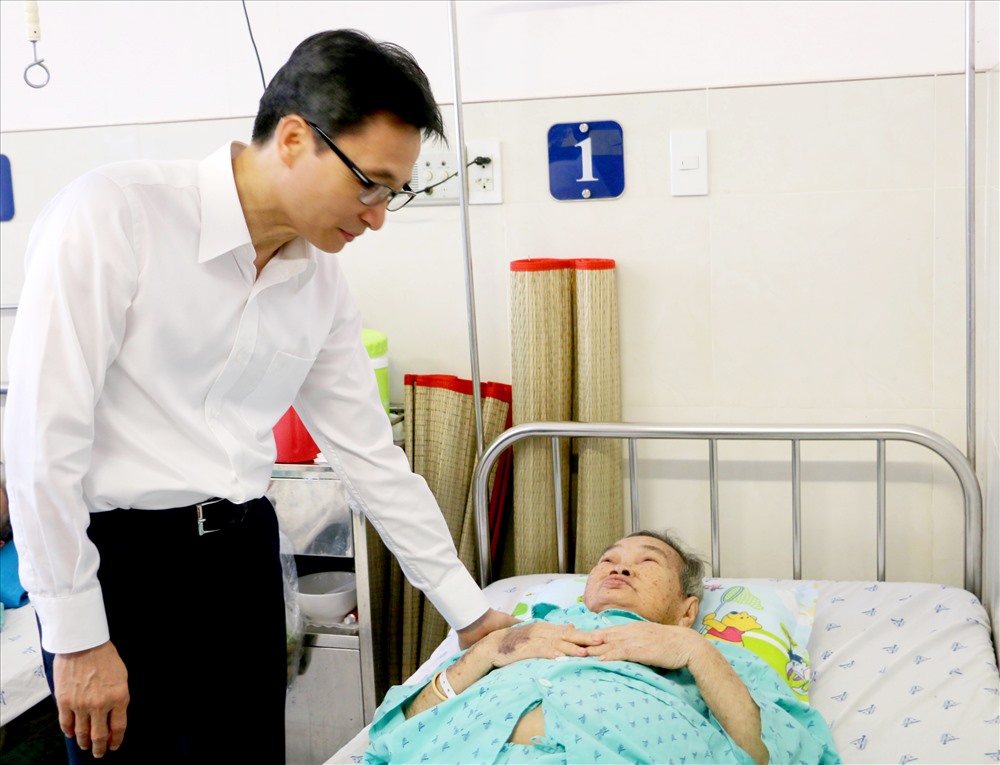 Phó Thủ tướng thăm bệnh nhân tại Bệnh viện Đa khoa An Giang. Ảnh: LT
